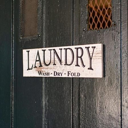The Urban Cowboy Apartment Staunton Bagian luar foto