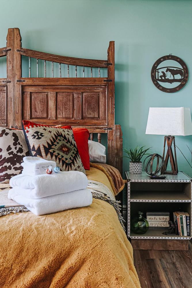 The Urban Cowboy Apartment Staunton Bagian luar foto