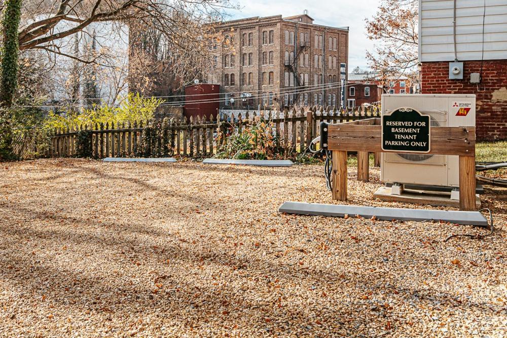 The Urban Cowboy Apartment Staunton Bagian luar foto