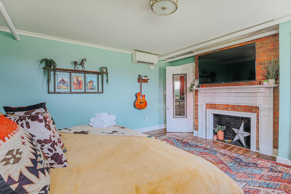 The Urban Cowboy Apartment Staunton Bagian luar foto